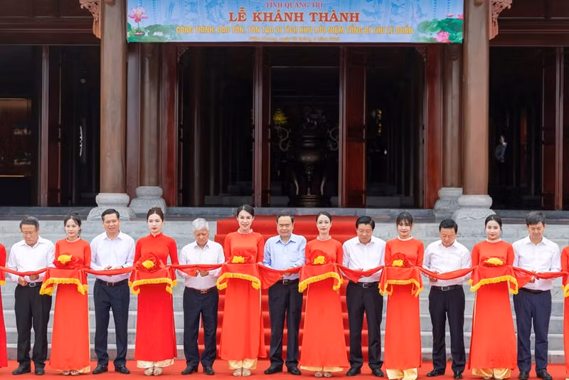 El presidente de la Asamblea Nacional de Vietnam, Tran Thanh Man, y delegados en la inauguración del Área conmemorativa del difunto secretario general del Partido Comunita, Le Duan. (Foto: baovanhoa.vn)