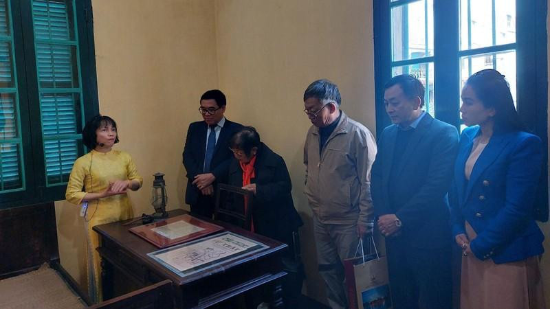 En la exposición.