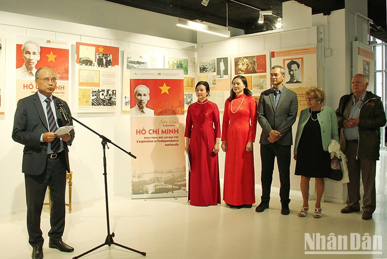 El embajador de Vietnam en Francia, Dinh Toan Thang, interviene en el evento. 