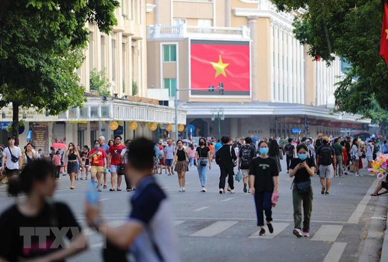 Una gran cantidad de personas llegan a la zona peatonal alrededor del lago Hoan Kiem.(Fotografía: VNA)