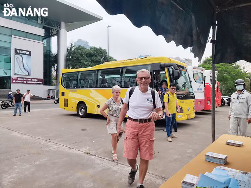 Los turistas llegan a la ciudad de Da Nang. (Fotografía: baodanang.vn)