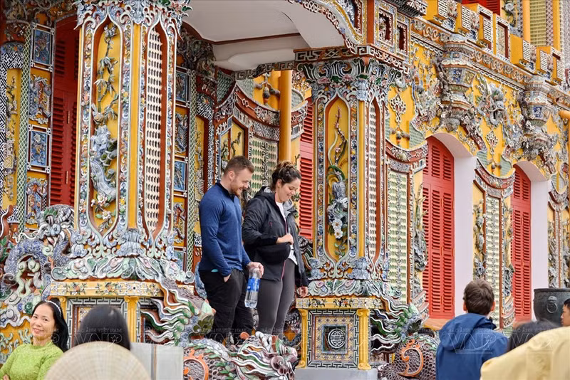 Los turistas extranjeros descubren la belleza única del Palacio Kien Trung.