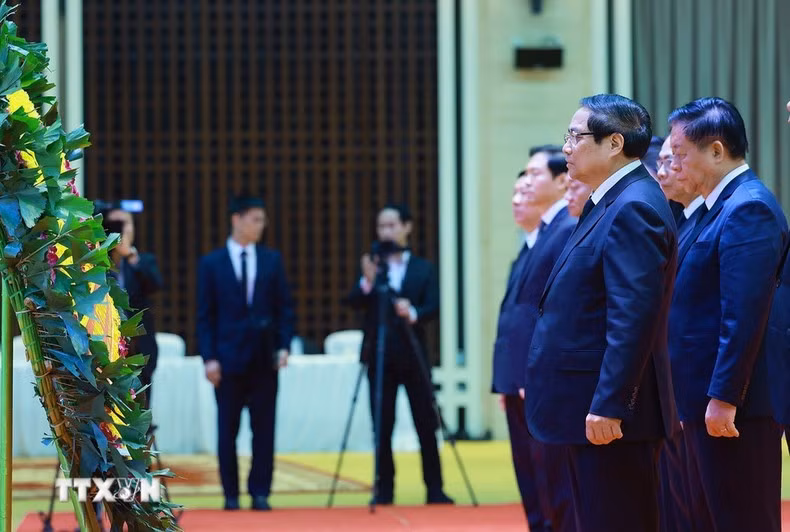 Minh Chinh rinde homenaje al exdirigente laosiano.
