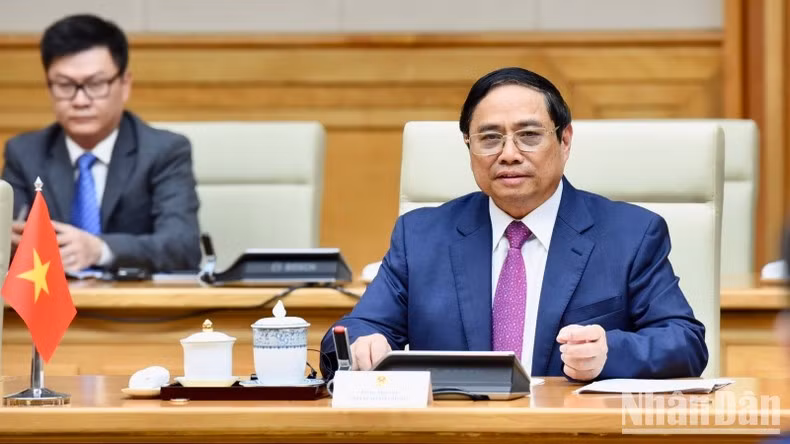 Minh Chinh habla en la reunión.