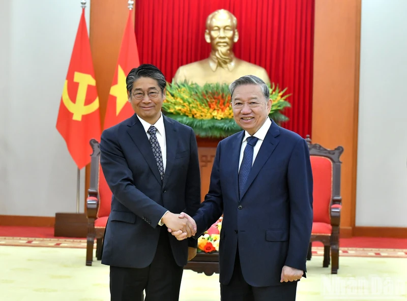 El secretario general del Partido Comunista de Vietnam, To Lam, y el embajador japonés en Hanói, Ito Naoki. (Foto: Nhan Dan)