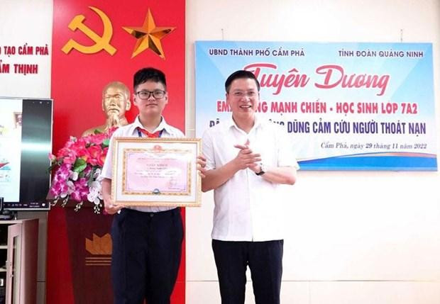 Las autoridades de la ciudad de Cam Pha enaltecen a Hoang Manh Chien por su acto de valentía. (Fotografía: VNA)