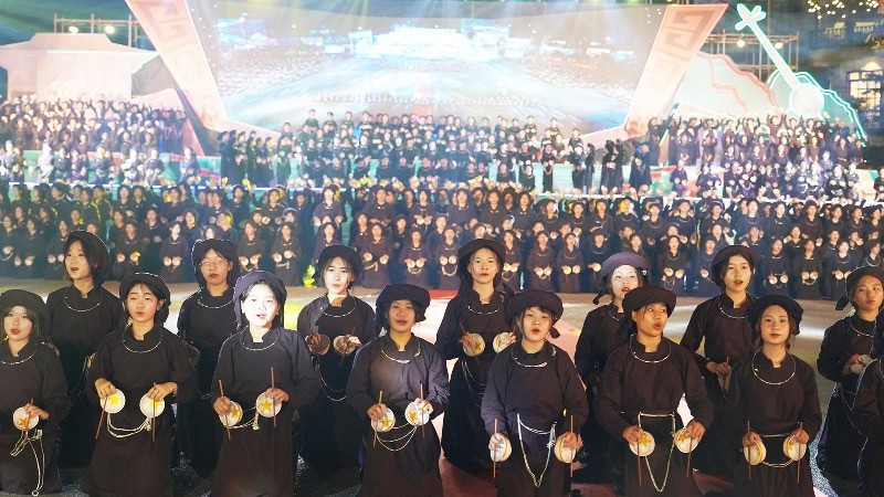 Espectáculo de danza con cuencos con la participación de mil extras en la Semana de Cultura y Turismo de Bac Kan 2024. (Foto: Nhan Dan)