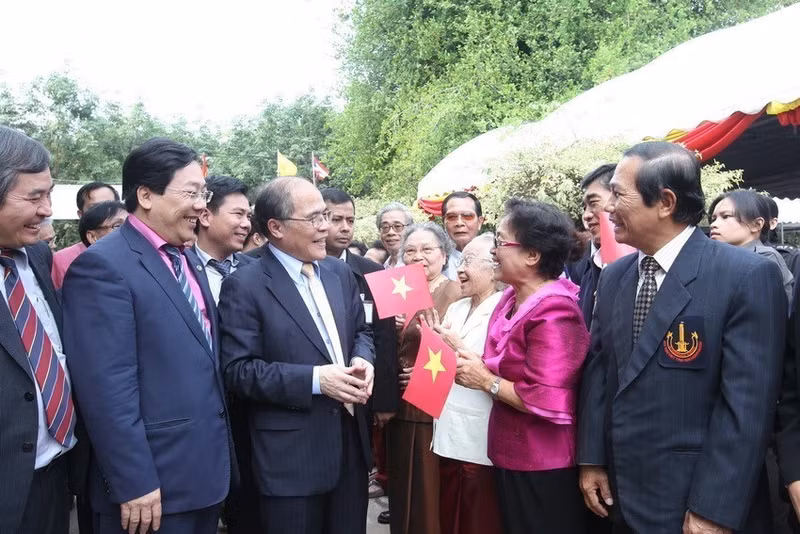 El presidente de la Asamblea Nacional de Vietnam Nguyen Sinh Hung se reúne con la comunidad vietnamita en Tailandia en el sitio conmemorativo del Presidente Ho Chi Minh en la provincia tailandesa de Udon Thani (4 de diciembre de 2012). El presidente de la Asamblea Nacional de Vietnam Nguyen Sinh Hung se reúne con la comunidad vietnamita en Tailandia en el sitio conmemorativo del Presidente Ho Chi Minh en la provincia tailandesa de Udon Thani (4 de diciembre de 2012).