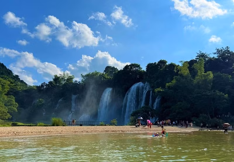 El paisaje poético de la cascada de Ban Gioc en otoño. (Foto: VNA)