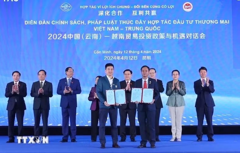 Dinh Hue presencia el intercambio de memorandos de entendimiento sobre cooperación entre empresas de los dos países. Dinh Hue presencia el intercambio de memorandos de entendimiento sobre cooperación entre empresas de los dos países.