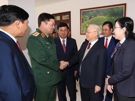 El secretario general del Partido Comunista de Vietnam, Nguyen Phu Trong, y el Buró Ejecutivo del Comité partidista de la provincia de Thai Nguyen. (Fotografía: VNA)