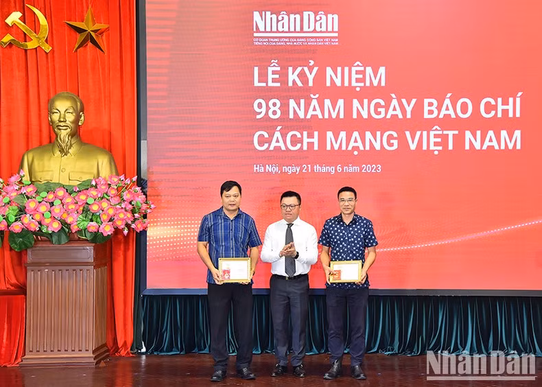 Quoc Minh otorga el reconocimiento de la APV a personas con logros destacados.