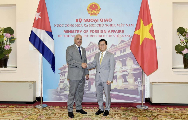 El viceministro primero de Relaciones Exteriores de Cuba, Gerardo Peñalver Portal, y el vicecanciller de Vietnam, Ha Kim Ngoc. (Fotografía: baoquocte.vn)