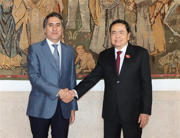 El vicepresidente permanente de la Asamblea Nacional de Vietnam, Tran Thanh Man (derecha), se reúne con el secretario de Estado de Asuntos Exteriores y de Cooperación de Portugal, Francisco André. (Fotografía: VNA)