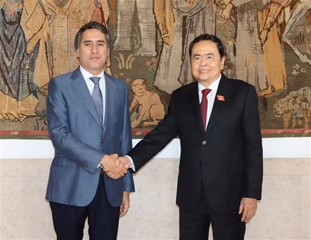 El vicepresidente permanente de la Asamblea Nacional de Vietnam, Tran Thanh Man (derecha), se reúne con el secretario de Estado de Asuntos Exteriores y de Cooperación de Portugal, Francisco André. (Fotografía: VNA)