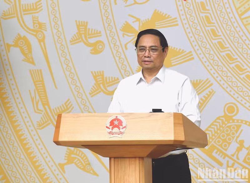 El primer ministro Pham Minh Chinh preside la reunión.