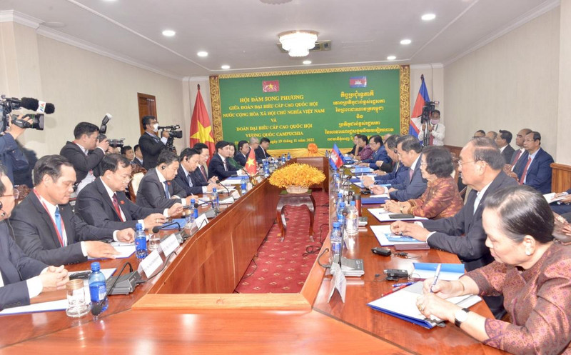 El presidente del Parlamento vietnamita, Vuong Dinh Hue, sostiene conversaciones con su homólogo camboyano, Samdech Heng Samrin (Fotografía: VOV)