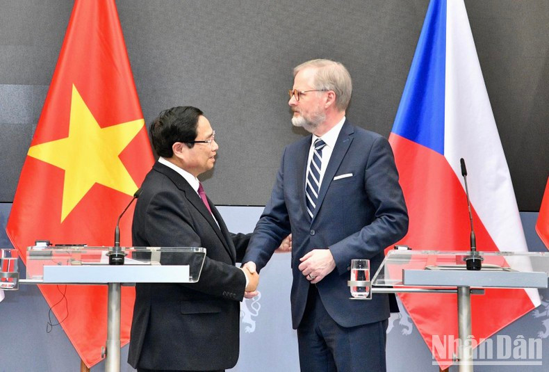 El primer ministro vietnamita, Pham Minh Chinh, y su homólogo checo, Petr Fiala, se reúnen con la prensa para anunicar los resultados de sus conversaciones. (Foto: Nhan Dan)
