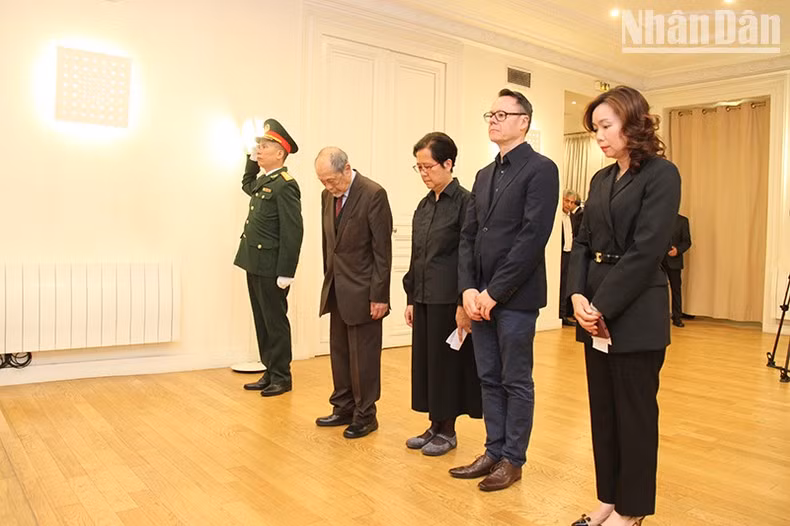 Un representante de la Asociación de Vietnamitas en Francia rinde homenaje al secretario general Nguyen Phu Trong.