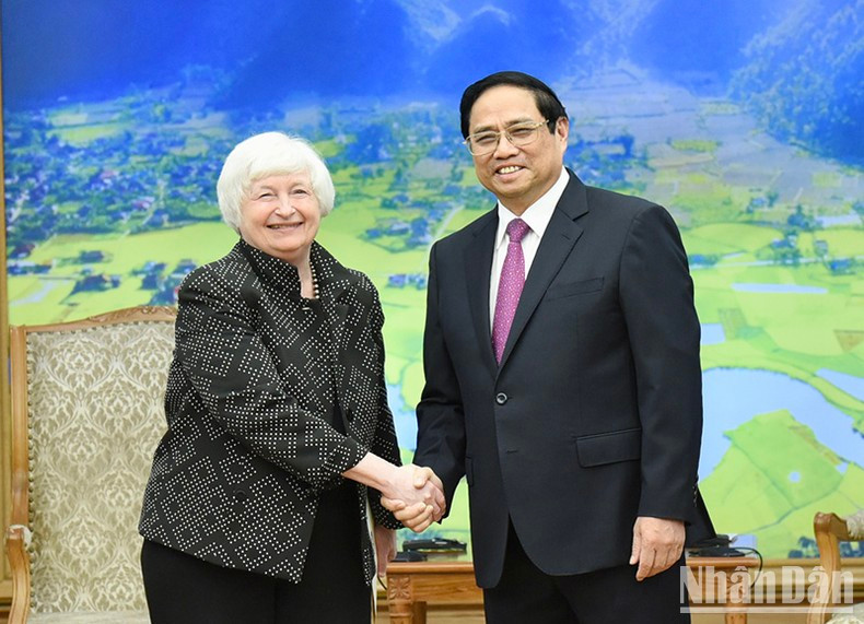 El primer ministro de Vietnam, Pham Minh Chinh, y la secretaria de Tesoro de Estados Unidos, Janet Yelle.