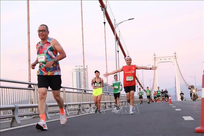 Corredores en el Maratón Internacional de Danang (Foto: VNA) 