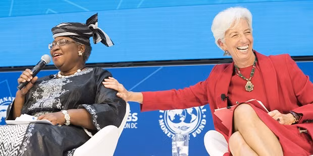 La directora general de la Organización Mundial de Comercio, Ngozi Okonjo-Iweala, y la presidenta del Banco Central Europeo, Christine Lagarde (Fotografía: twitter)