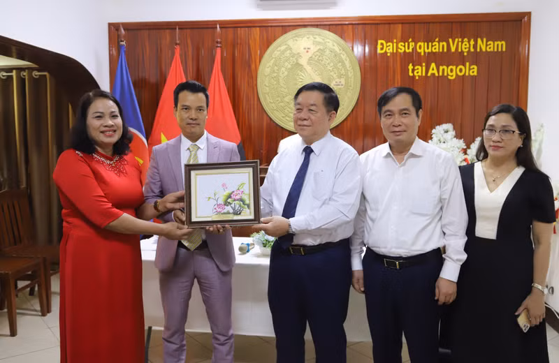Trong Nghia entreg un regalo a representantes de la comunidad vietnamita en Angola.