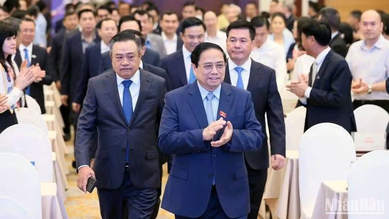 Minh Chinh llega a la ceremonia.