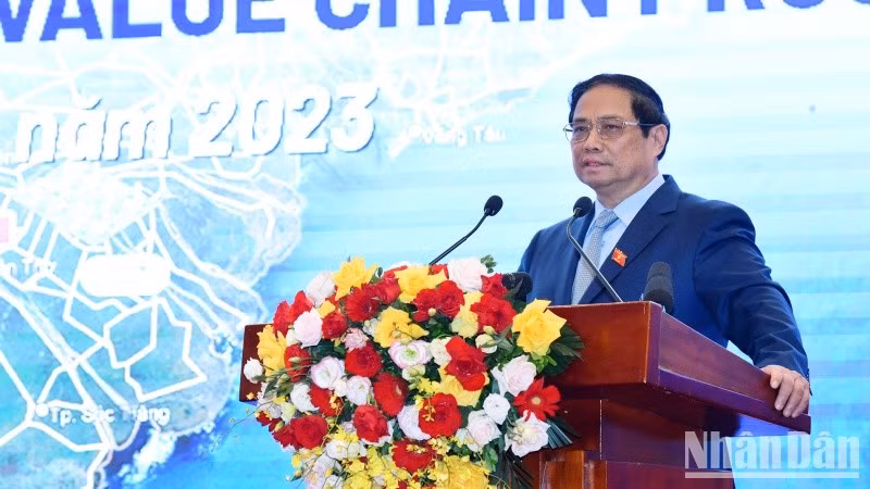Minh Chinh habla en la ceremonia.