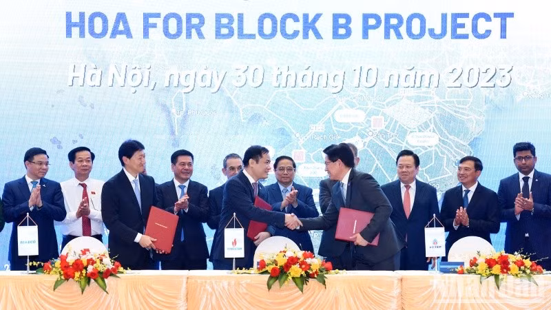Minh Chinh presencia la firma la implementación de proyectos.