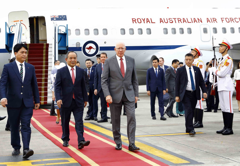 El gobernador general de Australia, David Hurley, y su esposa, Linda Hurley, llegan a Hanói. (Fotografía: VNA)