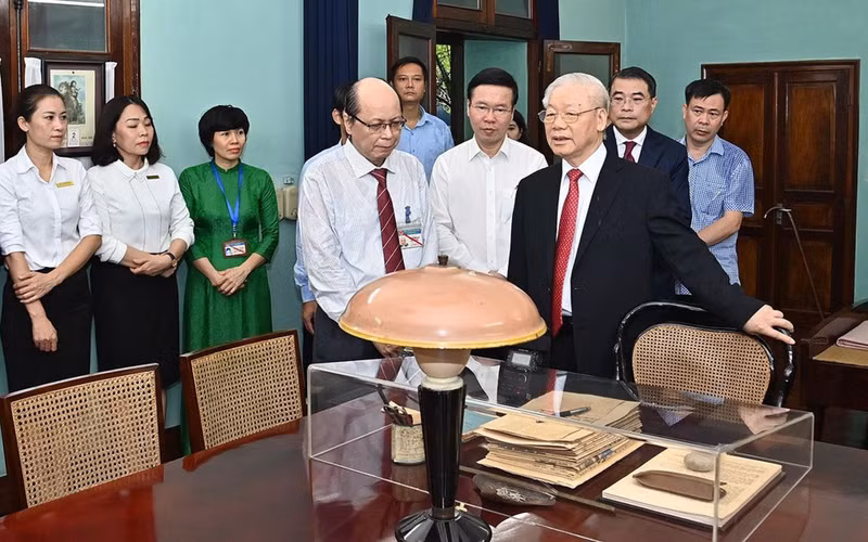 El líder partidista visita la Casa 67. El líder partidista visita la Casa 67.