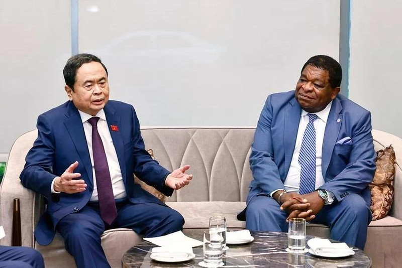 El presidente de la Asamblea Nacional, Tran Thanh Man (izquierda), y el secretario general de la UIP, Martin Chungong, en su reunión en Tashkent el 6 de abril. (Foto: VNA)