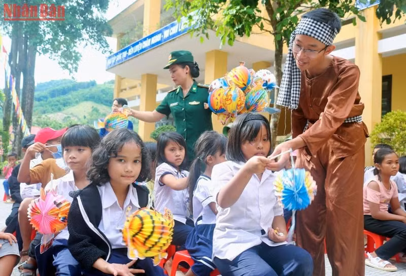 Las linternas fueron entregadas a estudiantes pobres.