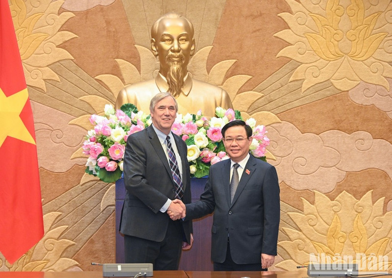 El presidente de la Asamblea Nacional de Vietnam, Vuong Dinh Hue, y el senador de Oregón, Jeff Merkley.