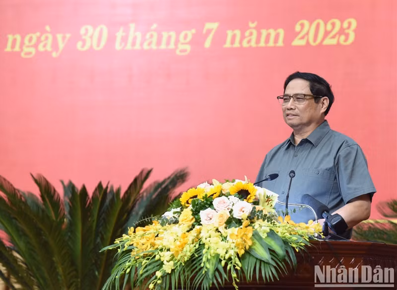 Minh Chinh habla en la reunión.