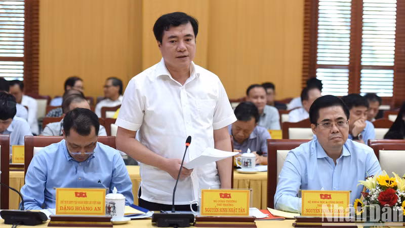 Nguyen Sinh Nhat Tan, viceministro de Industria y Comercio interviene.