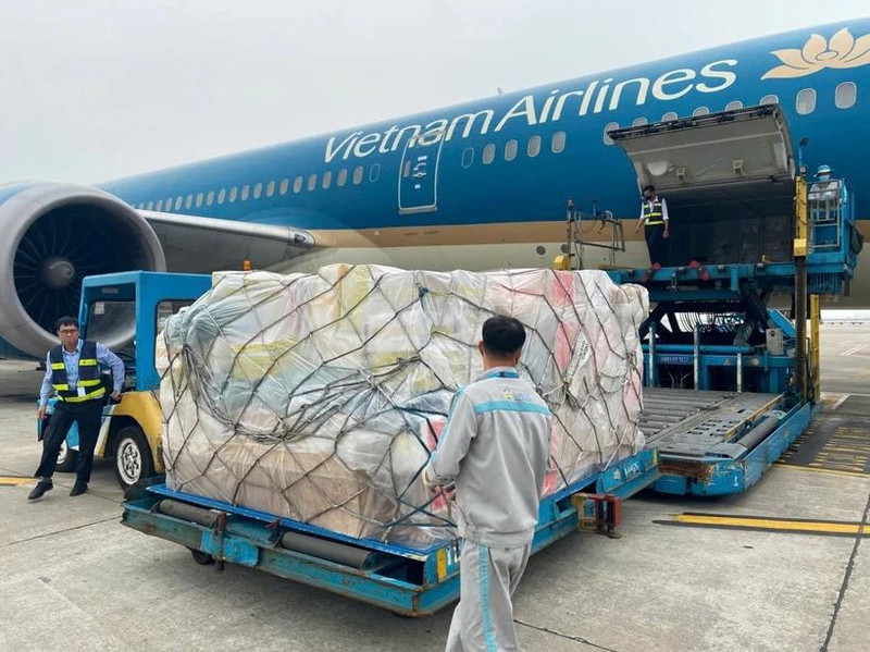Vietnam Airlines opera un vuelo especial con casi 30 toneladas de suministros de socorro hacia Myanmar (Foto: VNA)