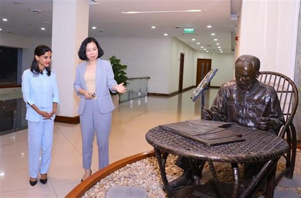 La directora general de la VNA, Vu Viet Trang (derecha), intercambia con Arlín Alberty Loforte, subdirectora del Granma (Fotografía: VNA)