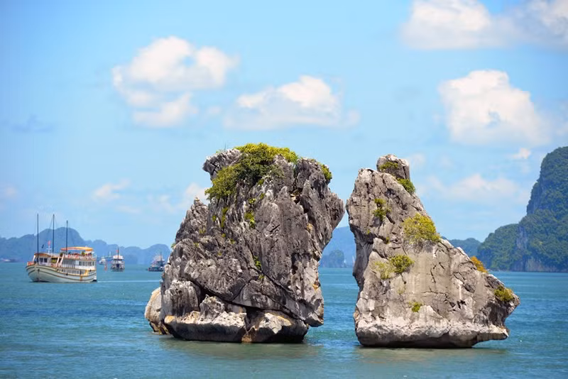 La isla de Trong Mai, que igualmente se le conoce por el nombre de Ga Choi, es el símbolo del turismo de Ha Long. La isla de Trong Mai, que igualmente se le conoce por el nombre de Ga Choi, es el símbolo del turismo de Ha Long.