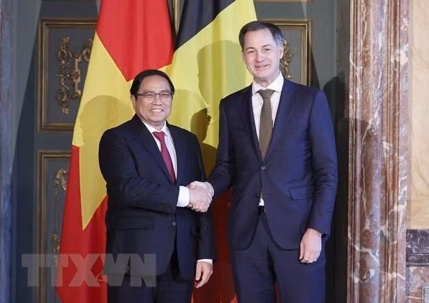 El primer ministro vietnamita Pham Minh Chinh (izquierda) y su homólogo belga Alexander De Croo. (Fotografía: VNA)