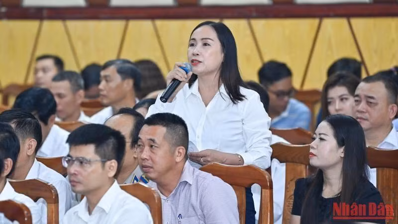 La votante Pham Thi Khue expresa sus opiniones en la reunión. La votante Pham Thi Khue expresa sus opiniones en la reunión.