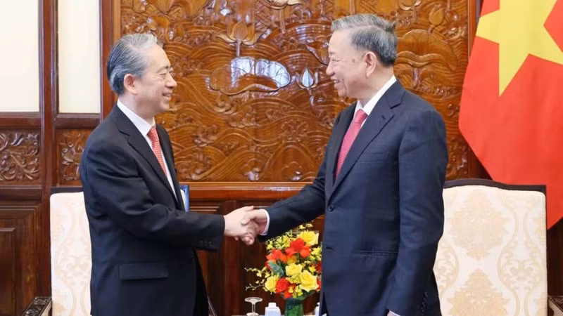 El presidente de Vietnam, To Lam, y embajador chino acreditado en Vietnam, Xiong Bo. (Foto: VNA)