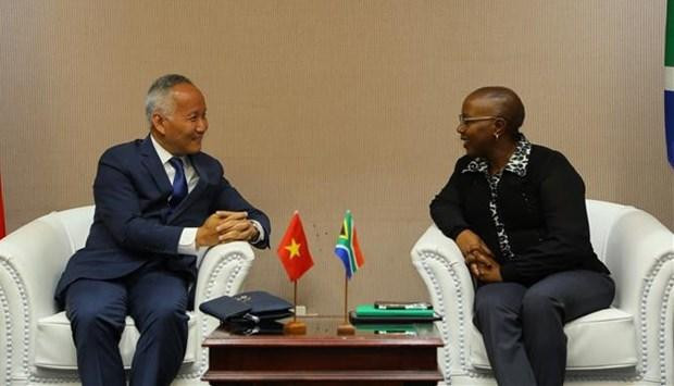 El viceministro de Industria y Comercio de Vietnam, Tran Quoc Khanh, y la viceministra de Comercio, Industria y Competencia de Sudáfrica, Nomalungelo Gina, intercambian antes de la reunión. (Fotografía: VNA)
