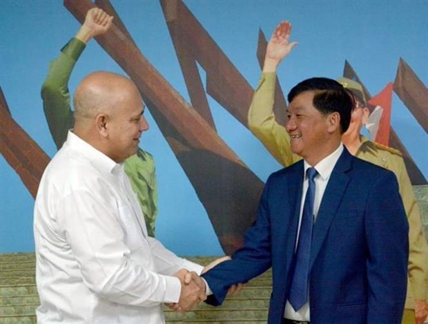 El secretario de Organización del Comité Central del Partido Comunista de Cuba, Roberto Morales Ojeda (izquieda), recibe al secretario del Comité Partidista y presidente del Comité Popular de Lam Dong, Tran Duc Quan (Fotografía: VNA)