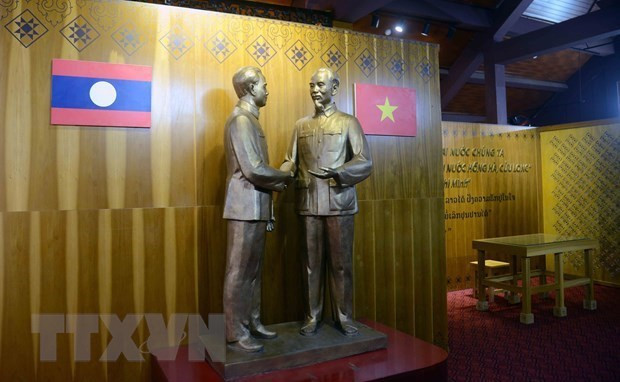 Estatuas de los presidentes Ho Chi Minh y Kaysone Phomvihane estrechándose la mano. (Fotografía: VNA)