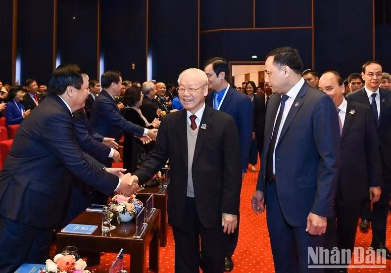 El máximo dirigente partidista, Nguyen Phu Trong, con los delegados asistentes al congreso.