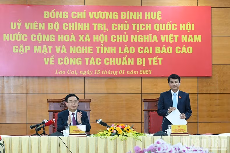 El secretario del Comité del Partido Comunista de Vietnam en Lao Cai, Dang Xuan Phong, presenta un informe en la reunión.