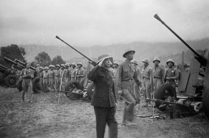El general Vo Nguyen Giap revisa las unidades participantes en la Campaña de Dien Bien Phu justo en el campo de batalla. (Foto: VNA)