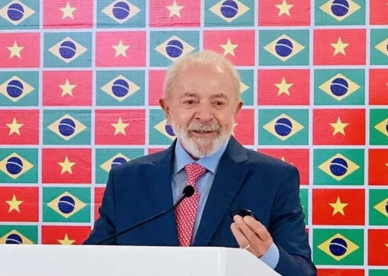 El presidente brasileño, Luiz Inácio Lula da Silva, habla en la conferencia de prensa en Hanói. (Foto: VNA)